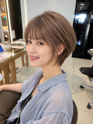 前髪ありで柔らかく見えるくびれショート