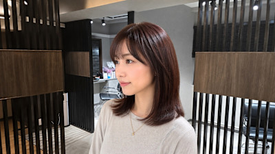深みレッドミディアムボブ顔まわりレイヤーナチュラルスタイル