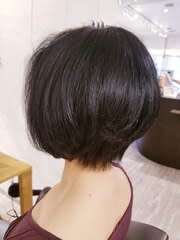 丸みシルエットの艶感ショートボブ