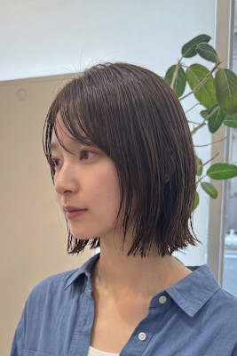 濡れ感ブラウンの切りっぱなしボブ