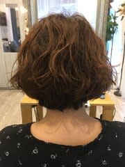 ふんわりパーマの大人ショートボブ