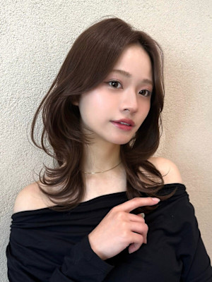 くびれレイヤーミディアムヘアベージュカラー