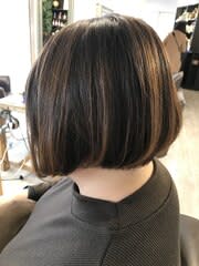 艶感コンパクトな切りっぱなしボブ