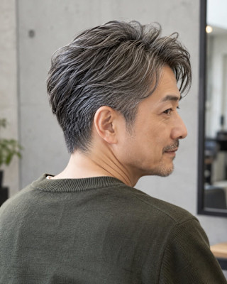 白髪を活かす大人の毛流れショート