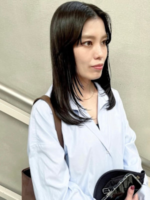 流しバングと顔まわりレイヤーの艶セミロング