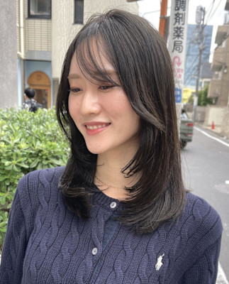 暗髪ミディアムフェイスレイヤー　シースルーバング