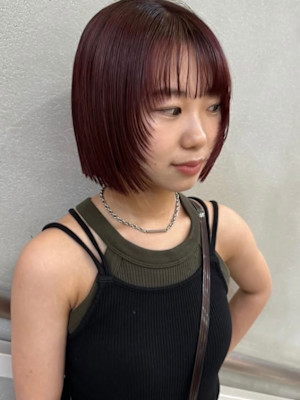 赤みブラウンと透け感バングのコンパクトボブ