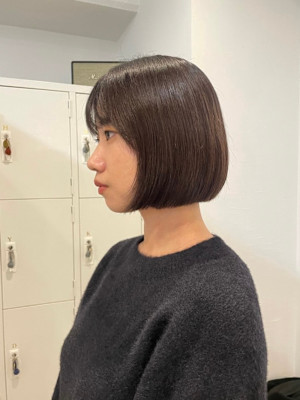横顔もすっきりまとまる艶ブラウンのミニボブ