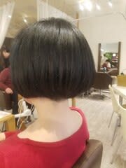 艶感コンパクトな丸みボブ