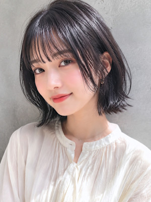 ツヤ黒髪のストレートミニボブ