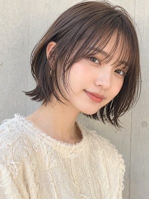 ダークブラウンのフェイスレイヤーボブ