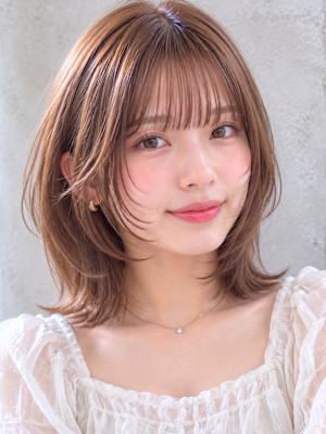 アプリコットベージュのフェイスレイヤーボブ