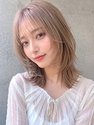 ライトベージュのハッシュレイヤーミディ