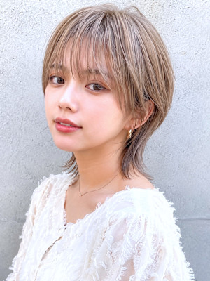 ハイトーンベージュのネオウルフショート