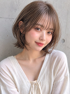 ミルクベージュの軽やかレイヤーボブ