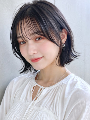 黒髪シースルーバングの外ハネボブ