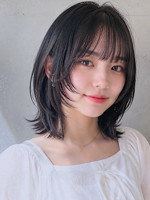黒髪ハイレイヤーの外ハネボブ