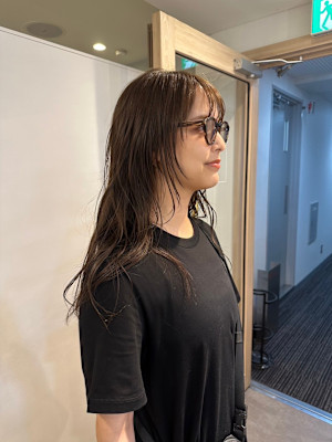 顔まわりの軽さと自然な毛流れのロングレイヤー