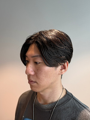 大人メンズのナチュラルセンターパート