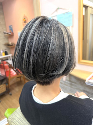 白髪に色をよせたハイライトボブ☆