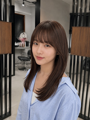 艶ブラウンのロングストレートレイヤーナチュラルスタイル
