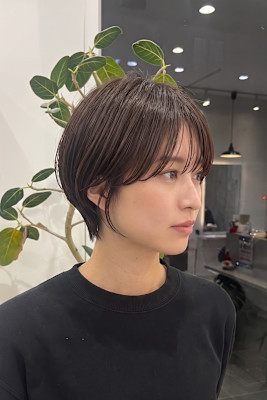 センターバングの耳かけハンサムショート