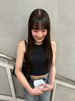 艶ストレートロングとぱっつんバング