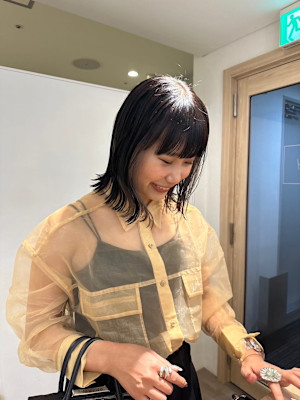 肩下ミディアムの艶暗髪シアーバング