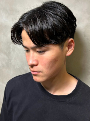 毛流れセンターパート 刈り上げ ツーブロック ショート