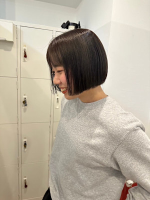横顔もきれいにまとまる艶ブラウンの前下がりボブ