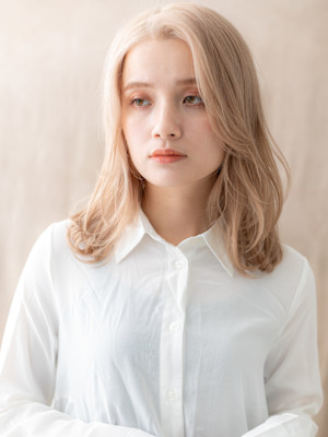 金髪ハイトーンカラーかきあげレイヤーミディアム20代30代