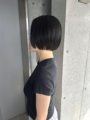 艶感ブラックグレージュ×コンパクトボブ