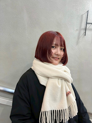 赤みカラーとシアーバングのコンパクトボブ