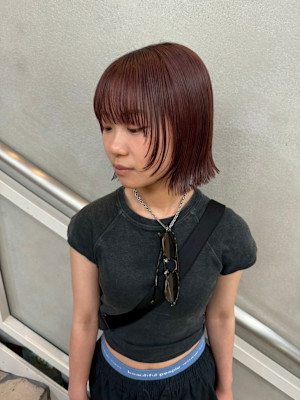 顔まわりレイヤーと赤みブラウンの軽やかボブ