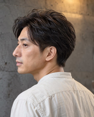 仕事に馴染む大人の毛流れヘア