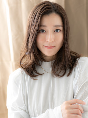 プレトワカラーかきあげミディアムアンニュイヘア30代40代