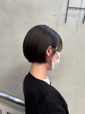 耳かけで横顔すっきりの艶暗髪ミニボブ