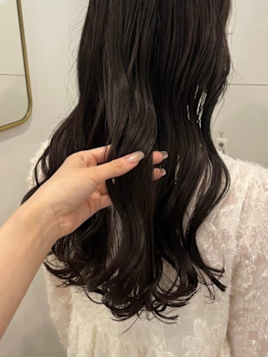 大きなウェーブと艶暗髪の上品ロング