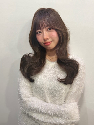 ぱっつんバング×艶やかダークブラウンの大人ロング巻き