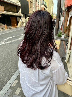 光で色の見え方が変わる。透明感カラー　自然なツヤ感と仕上がり