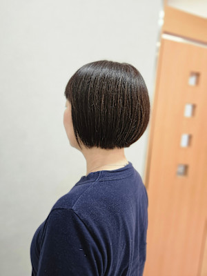 後ろ姿まで美しく！ツヤと丸みが魅力の大人ショートボブ