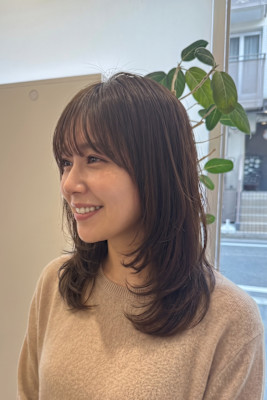 外ハネ毛先のブラウンレイヤーセミロング