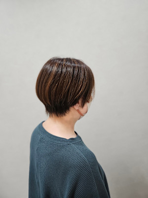 白髪もおしゃれに！ハイライトで魅せる大人ショート