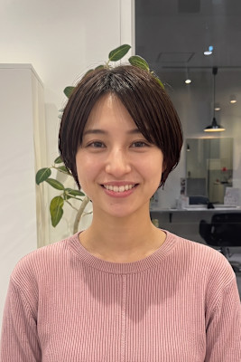 サイドに流す長め前髪の丸みショート