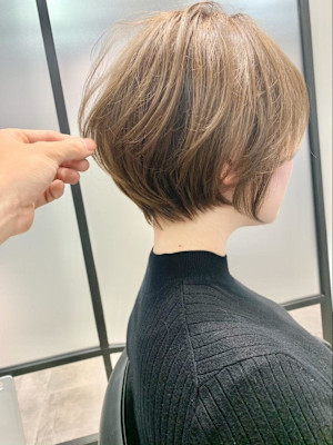 大人可愛い40代50代60代くびれショートボブ白髪ぼかし大鷲