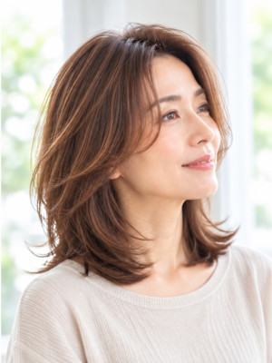 ふんわり軽やかな大人のミディアムレイヤー