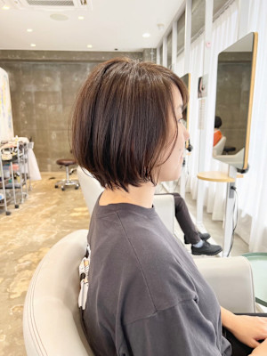 横顔になじむ、ナチュラルショートボブ