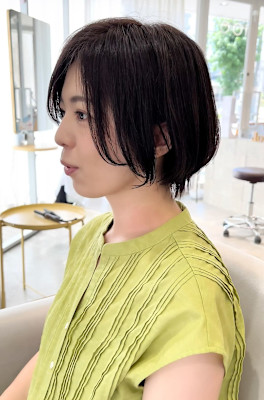 顔まわりに沿う、すっきりショートボブ