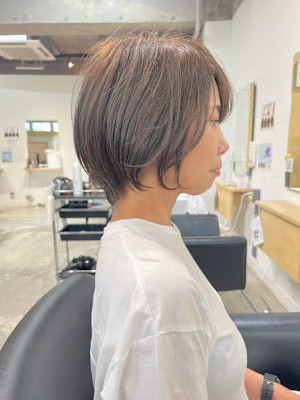 横顔を引き立てる、丸みショートボブ