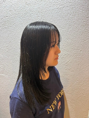 顔まわりレイヤーと透け前髪の艶ストレートロング